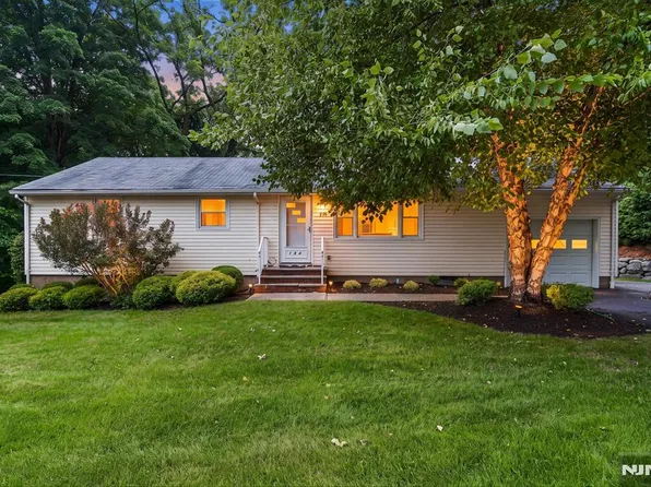 136 Grand Ave, Park Ridge, NJ 07656