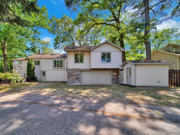 838 Pine Tree Rd W, Lake Orion, MI 48362