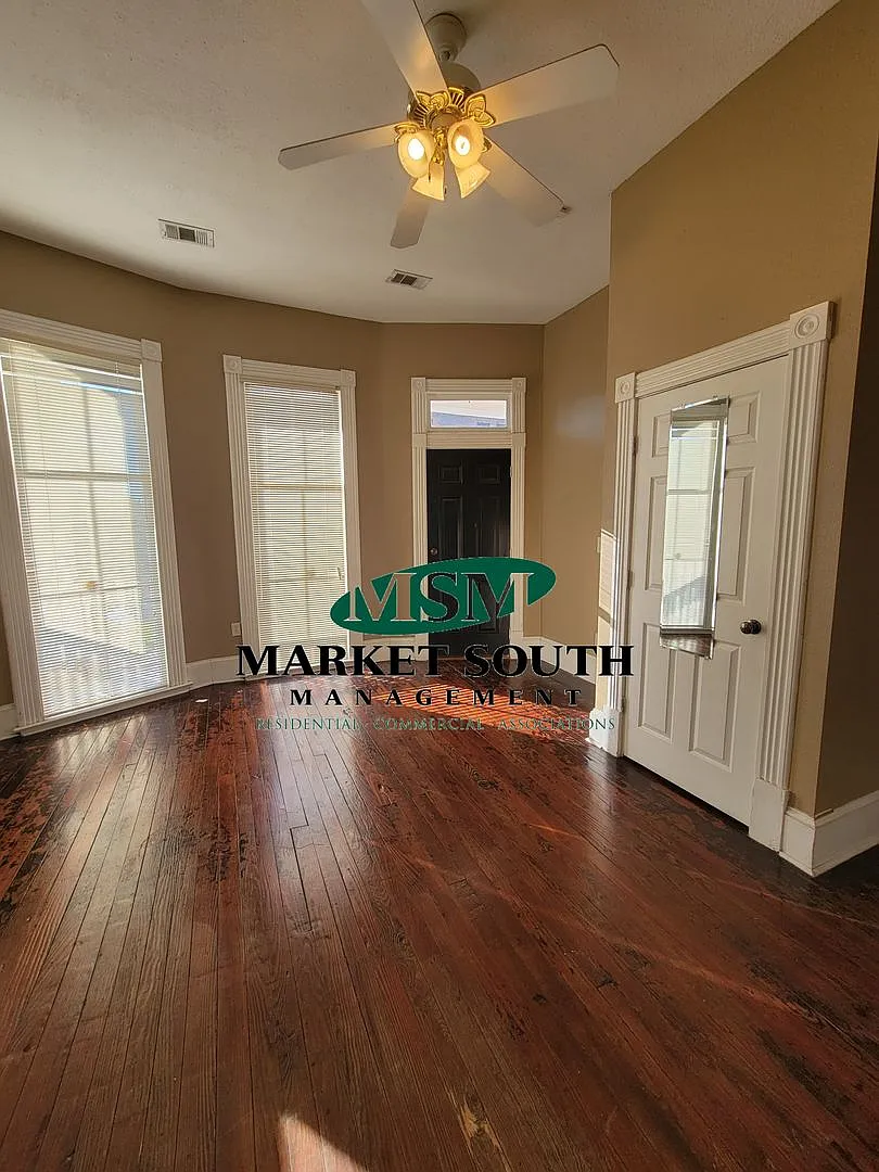 Large Habersham Apartment With Porch — Photo 4
