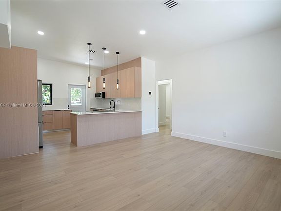 5th image of 1601 NE 160th St