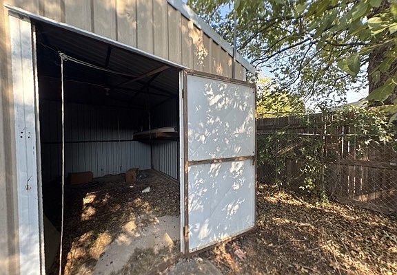 3rd image of 310 Combs St