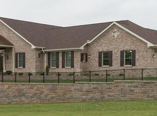 222 N Mason Rd, Creve Coeur, MO 63141