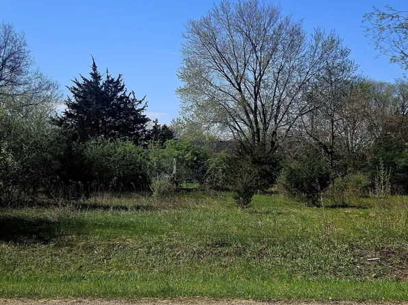 417 Des Moines Ln, Dixon, IL 61021