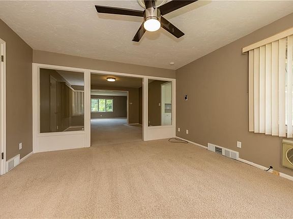 4th image of 18028 Van Aken Blvd Unit 2
