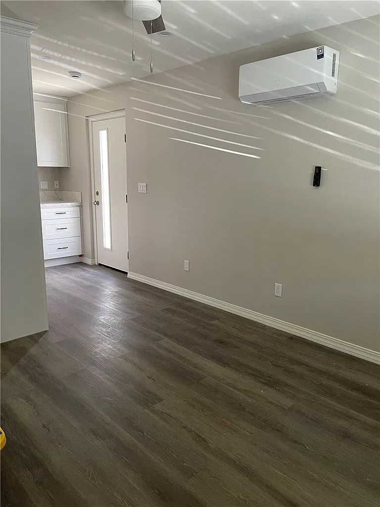 1 bed, 408 sqft, $2,200 — Photo 2