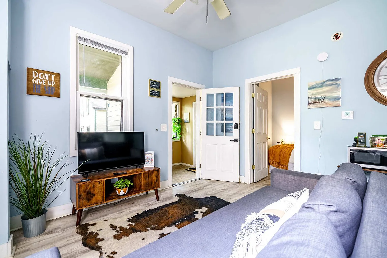 1 bed, 1.0 bath, 592 sqft, $2,912 — Photo 2