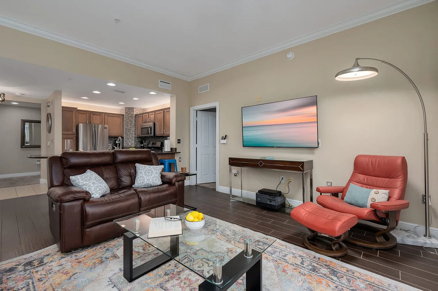 3 bed, 2.0 bath, 1334 sqft, $3,208 — Photo 2