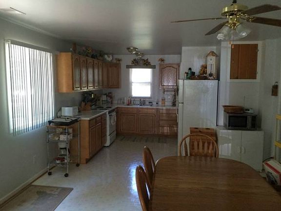 Large eat in kitchenbr /