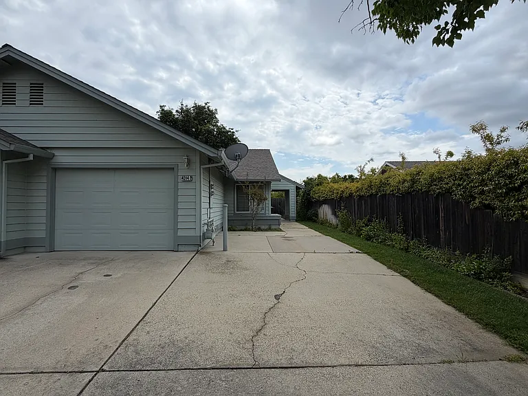 4314 Lynbrook Loop #2 — Photo 2