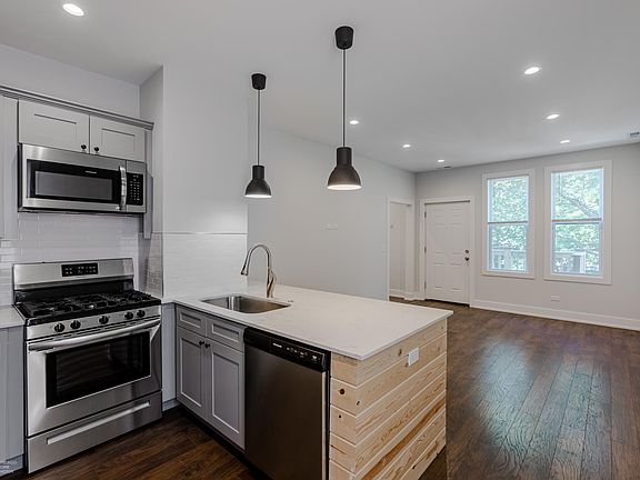 4th image of 2529 N Wayne Ave #2R