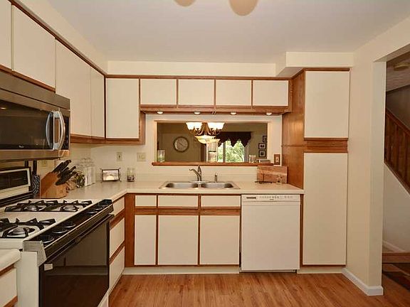 3rd image of 125 Old Village Ln