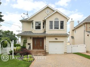 55 4th St, New Hyde Park, NY 11040