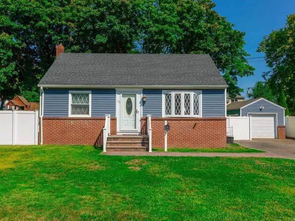 11 Arkays Avenue, East Islip, NY 11730