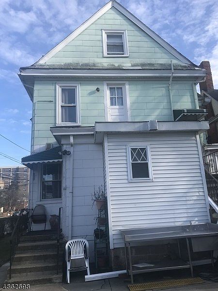 2nd image of 572-574 E 25th St