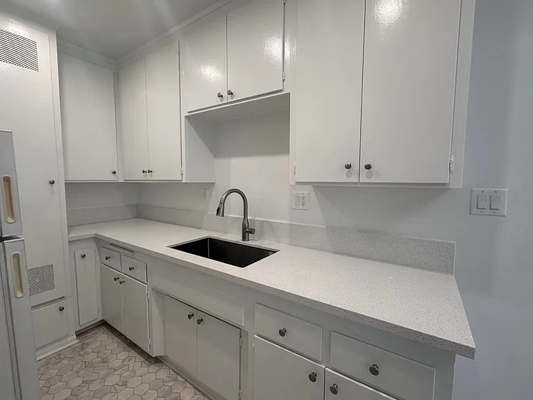 1219 Barry Ave #2 — Photo 7