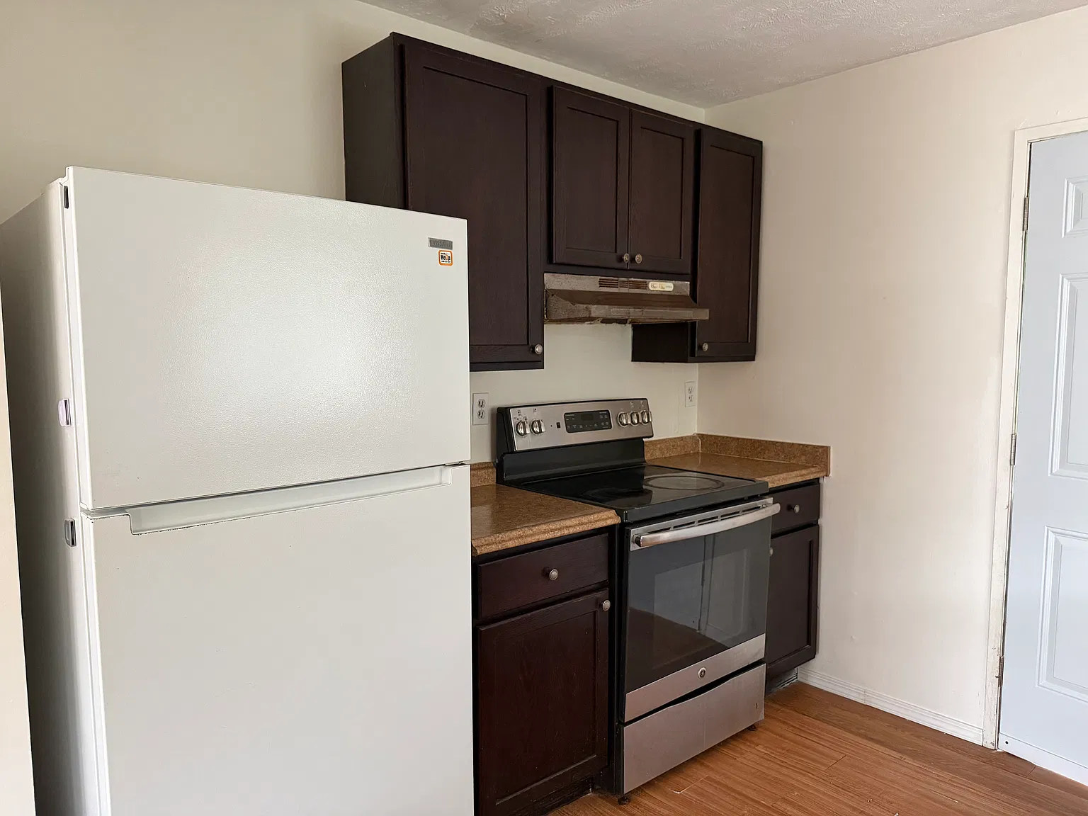 3 bed, 870 sqft, $2,100 — Photo 3