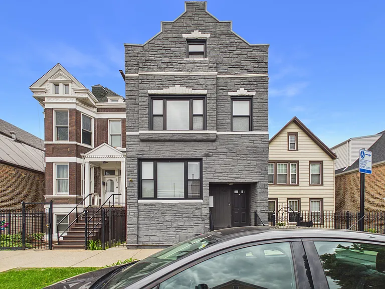 2542 S Albany Ave #1R — Photo 1