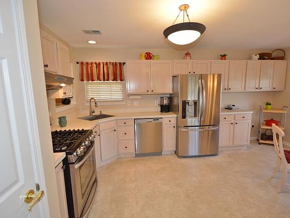 3rd image of 2627 Falcon Ln
