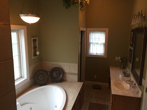 5th image of 1105 White Oak Dr