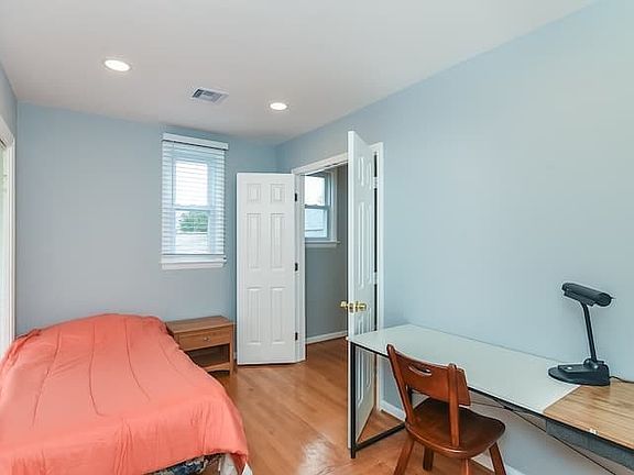 5th image of 919 Bryant Ave
