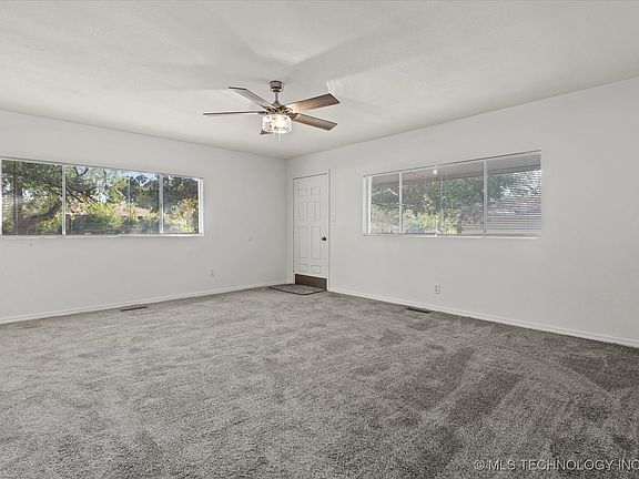 5th image of 1719 SE Hilltop Dr