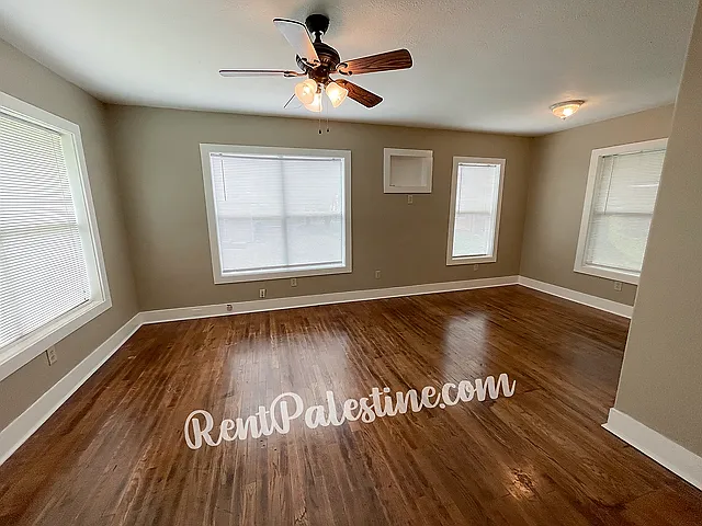 613 E Brazos St #1/2 — Photo 3