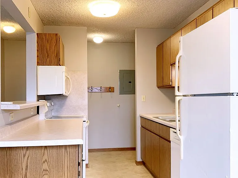 121 W Lind St — Photo 5
