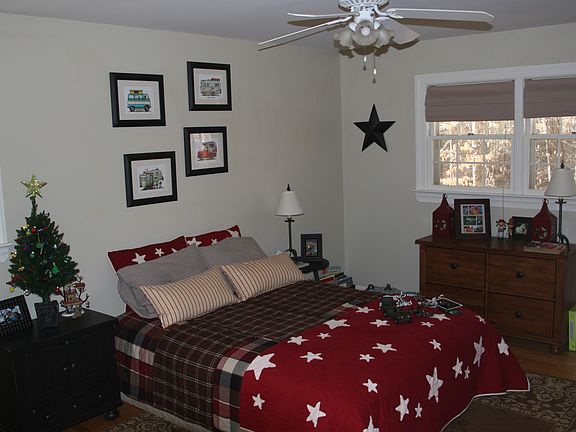 Second upstairs bedroom