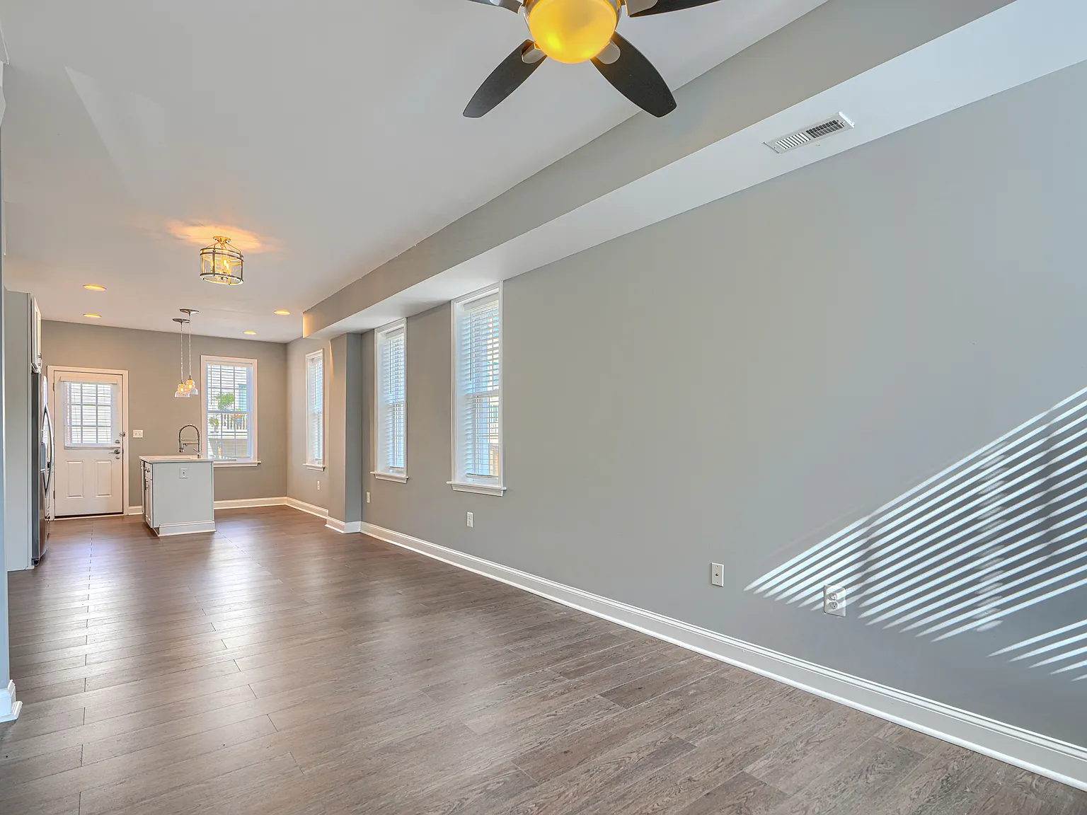3 bed, 1564 sqft, $2,395 — Photo 3