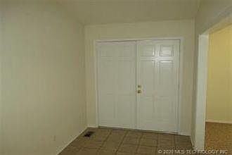 Foyer w Double Door entry - Easy Move-in!