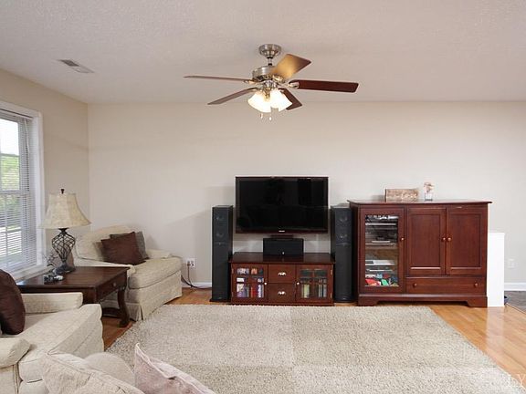 3rd image of 102 Willard Way