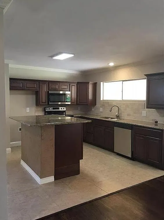 1914 Colony Dr — Photo 3