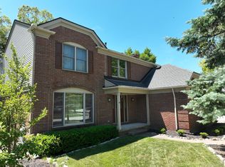 214 Grosvenor Dr, Rochester Hills, MI 48307