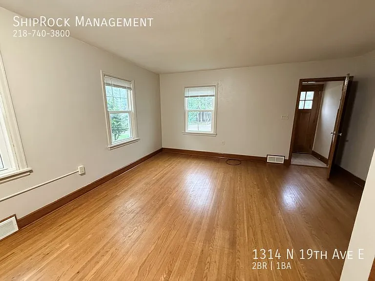 1314 N 19th Ave E — Photo 2