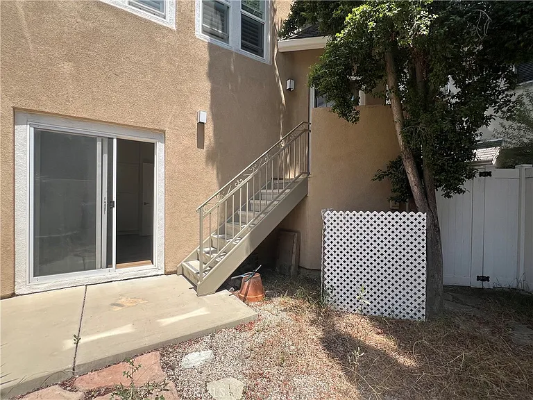 33 Visalia — Photo 22