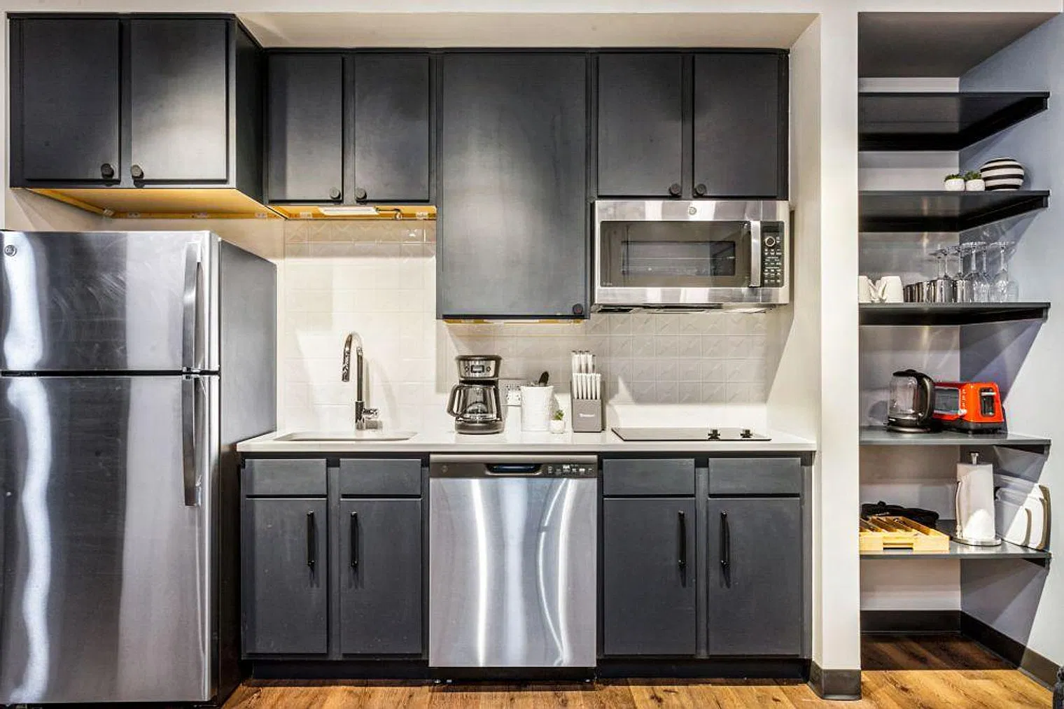 2 bed, 1.0 bath, 904 sqft, $8,929 — Photo 4
