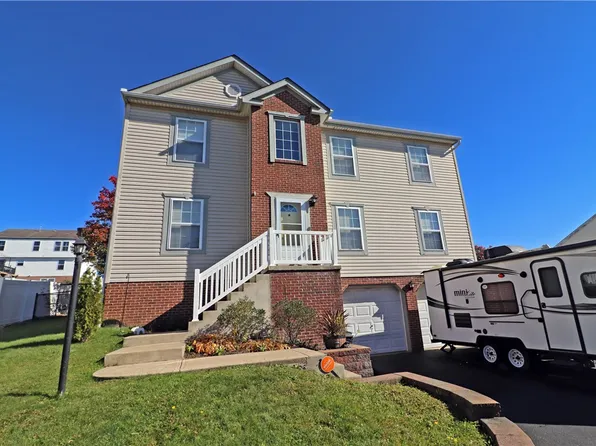 113 Stratford Ct, New Stanton, PA 15672