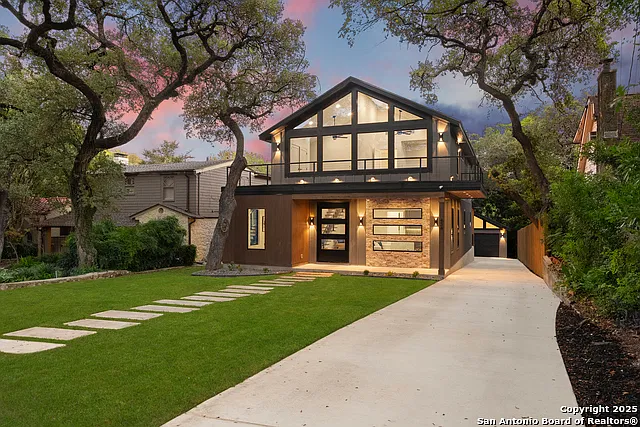 4 bed, 3.5 bath, 3200 sqft, $8,500 — Photo 2