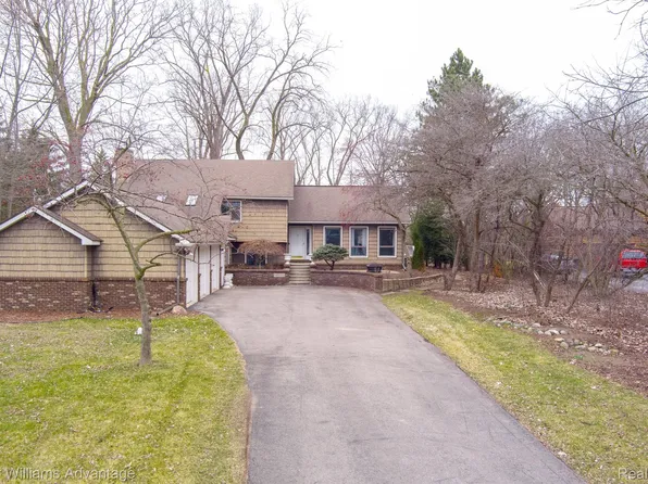 10168 N Loma Cir, Grosse Ile, MI 48138