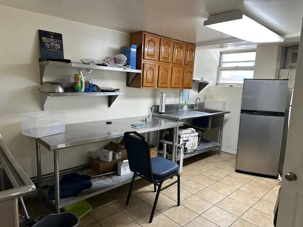 1013 Avenue M image 13 of 17