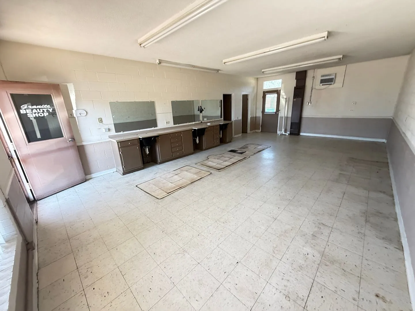 Beauty Salon/Retail Space For Rent — Photo 1