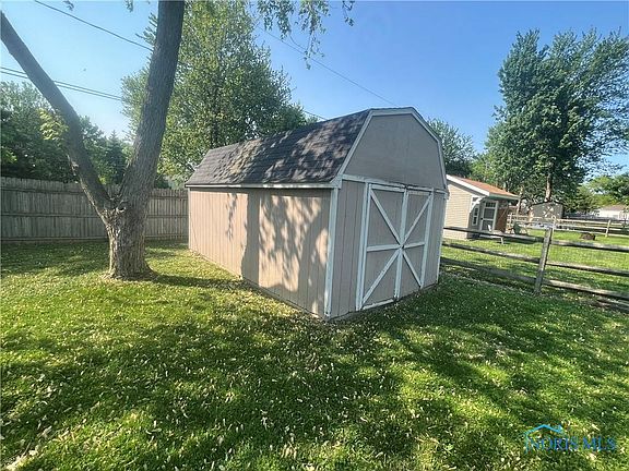 4th image of 220 Edgewood Dr