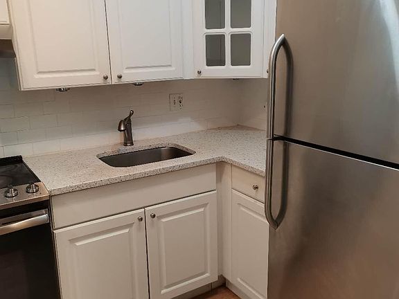 4th image of 1525 E Putnam Ave APT 209