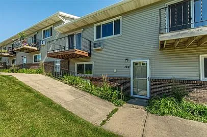 122-130 Maple Ct — Photo 1