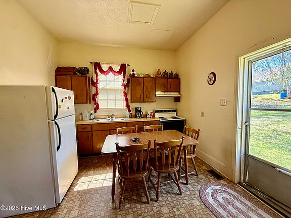 4th image of 83 2nd Ave Pee Dee