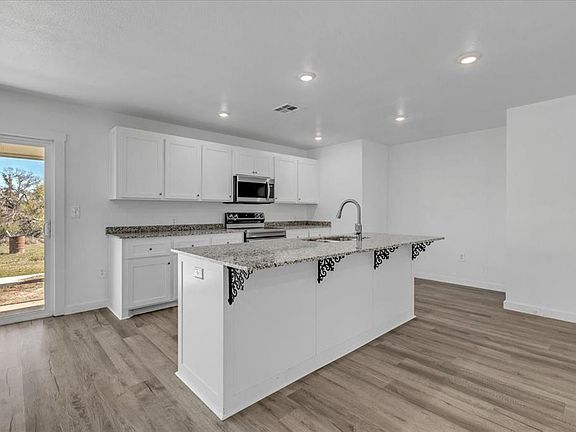 3rd image of 303 S Leo Ave