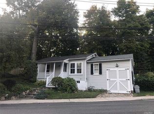 21 Layton St, Roslyn, NY 11576