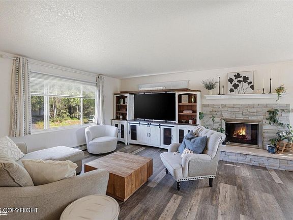 3rd image of 613 Laurel Dr