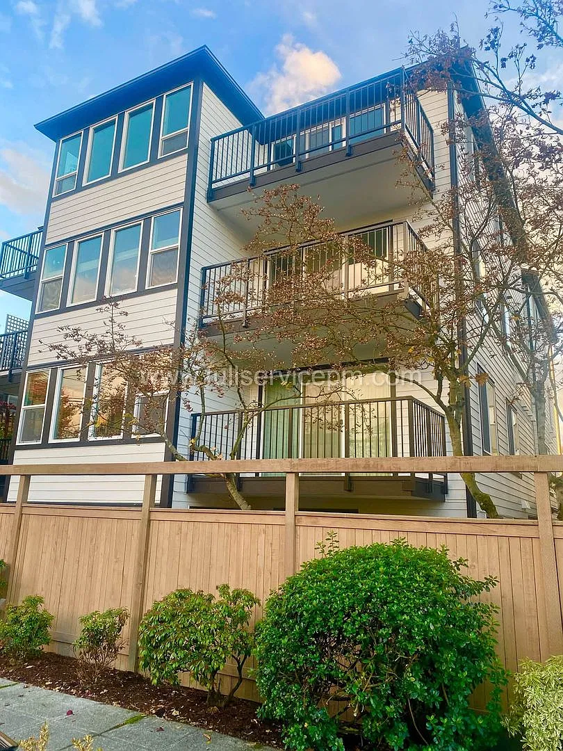 Watch the Sunsets! Ballard Condo w/large deck, Hardwood Floors & Walk-to-Everything Location — Photo 1