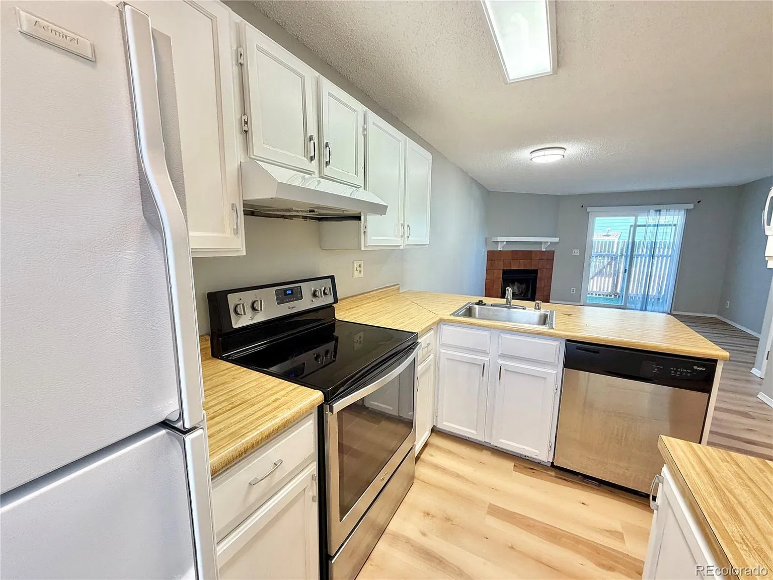 2 bed, 1.5 bath, 900 sqft, $1,282 — Photo 3